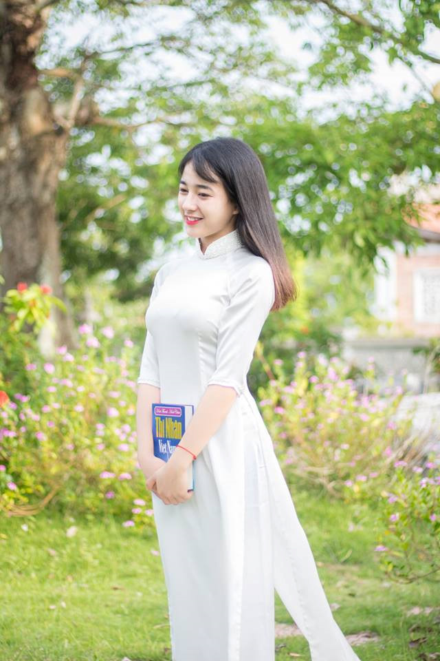 Khách hàng quay lén nữ phục vụ xinh đẹp ở Hải Phòng