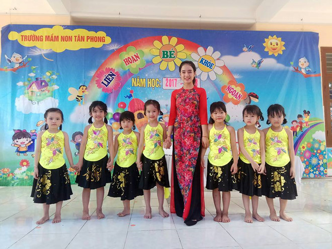 Khách hàng quay lén nữ phục vụ xinh đẹp ở Hải Phòng