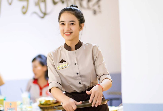 Khách hàng quay lén nữ phục vụ xinh đẹp ở Hải Phòng
