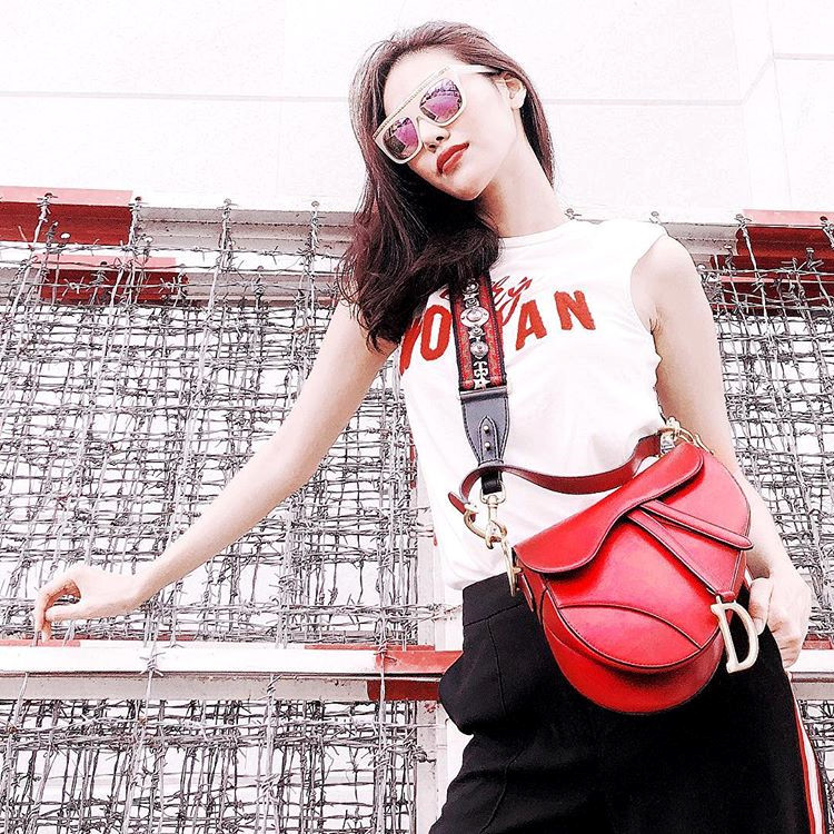 Mẫu túi hình yên ngựa đang được Tóc Tiên và sao Việt yêu thích