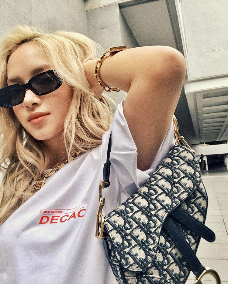 Mẫu túi hình yên ngựa đang được Tóc Tiên và sao Việt yêu thích