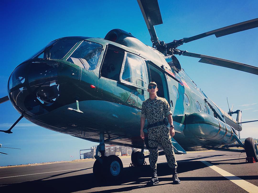 Dân tình cứ mải chê Khả Ngân mà quên rằng style của Song Luân trong Hậu Duệ Mặt Trời cũng ổn ra phết