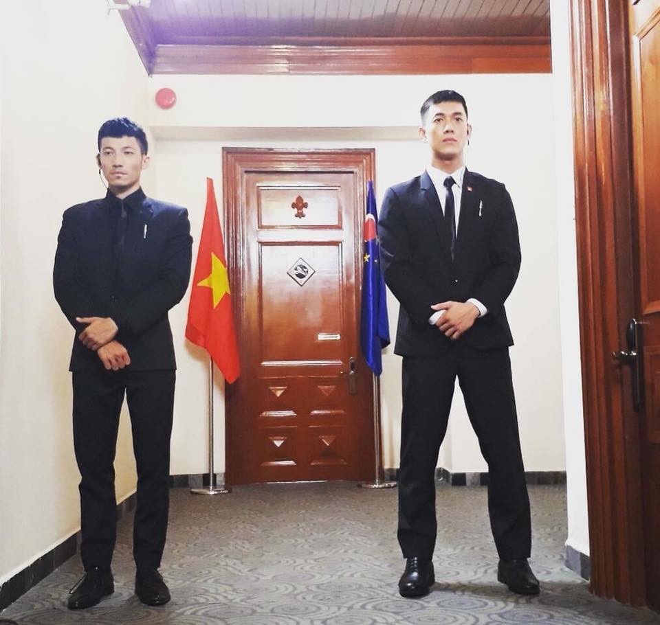 Dân tình cứ mải chê Khả Ngân mà quên rằng style của Song Luân trong Hậu Duệ Mặt Trời cũng ổn ra phết