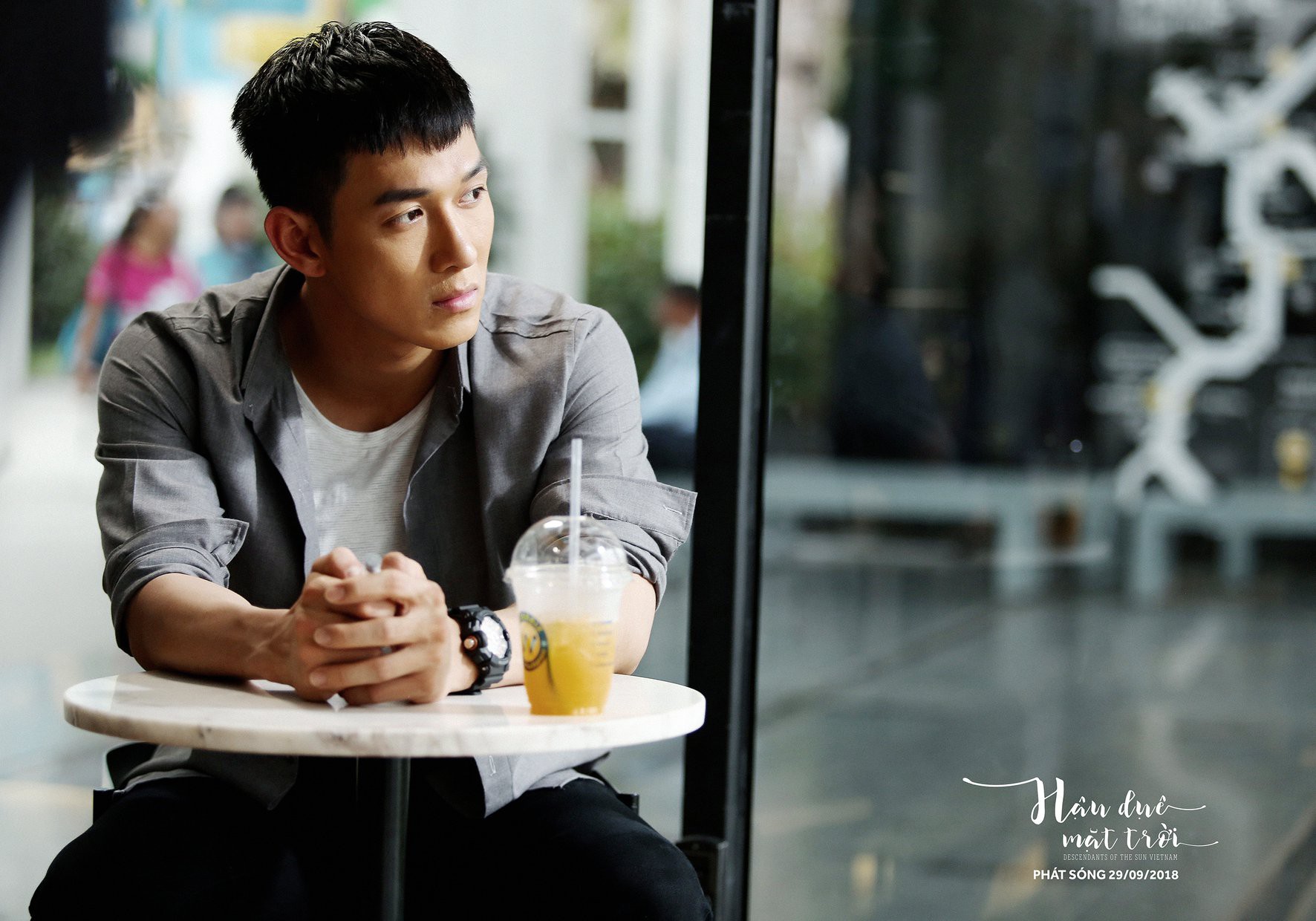 Dân tình cứ mải chê Khả Ngân mà quên rằng style của Song Luân trong Hậu Duệ Mặt Trời cũng ổn ra phết