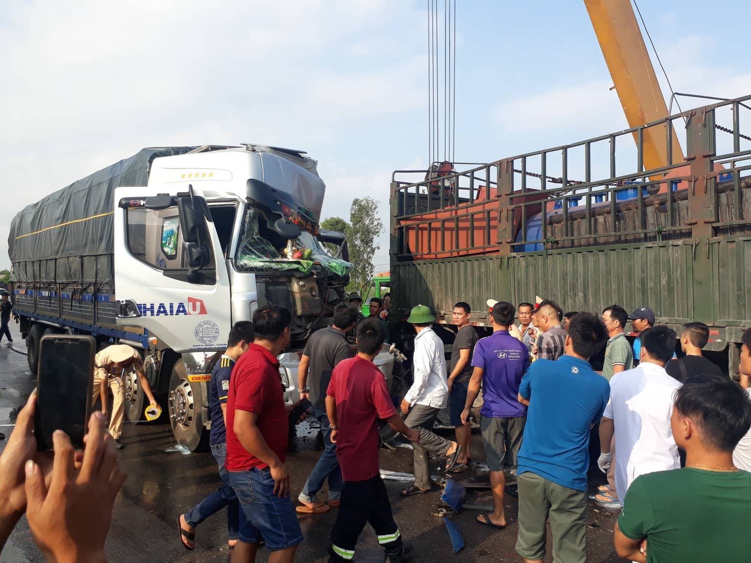 Người dân cạy cabin giải cứu tài xế bị mắc kẹt sau khi húc mạnh vào đuôi xe tải chạy cùng chiều