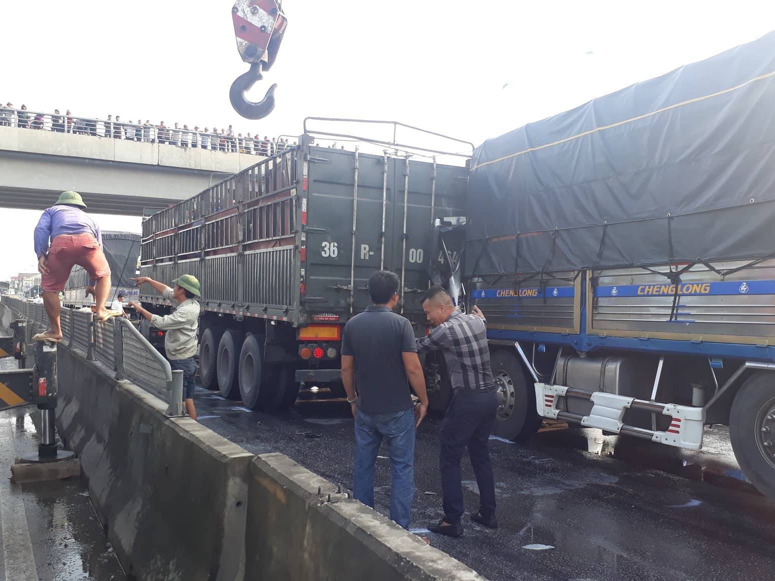 Người dân cạy cabin giải cứu tài xế bị mắc kẹt sau khi húc mạnh vào đuôi xe tải chạy cùng chiều