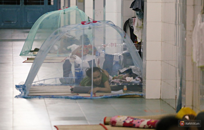 Dịch tay chân miệng bùng phát khó lường ở Sài Gòn: Bệnh viện quá tải, bố mẹ trắng đêm chăm con