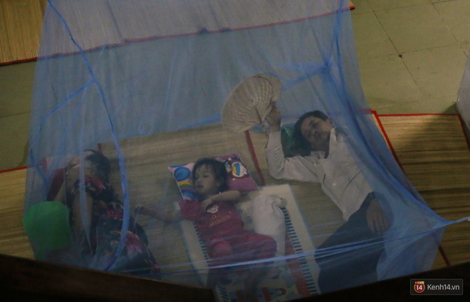 Dịch tay chân miệng bùng phát khó lường ở Sài Gòn: Bệnh viện quá tải, bố mẹ trắng đêm chăm con