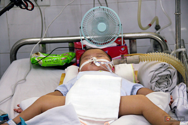 Dịch tay chân miệng bùng phát khó lường ở Sài Gòn: Bệnh viện quá tải, bố mẹ trắng đêm chăm con