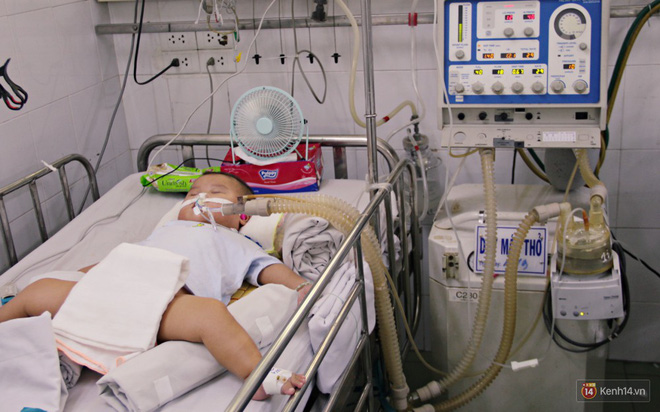 Dịch tay chân miệng bùng phát khó lường ở Sài Gòn: Bệnh viện quá tải, bố mẹ trắng đêm chăm con