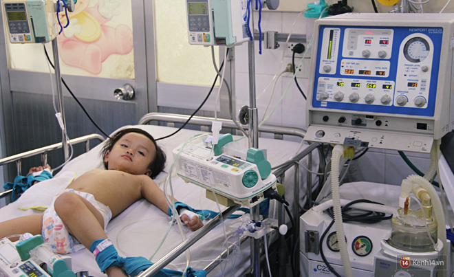 Dịch tay chân miệng bùng phát khó lường ở Sài Gòn: Bệnh viện quá tải, bố mẹ trắng đêm chăm con