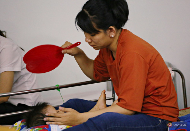 Dịch tay chân miệng bùng phát khó lường ở Sài Gòn: Bệnh viện quá tải, bố mẹ trắng đêm chăm con