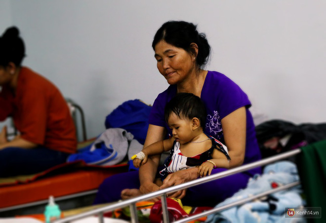 Dịch tay chân miệng bùng phát khó lường ở Sài Gòn: Bệnh viện quá tải, bố mẹ trắng đêm chăm con