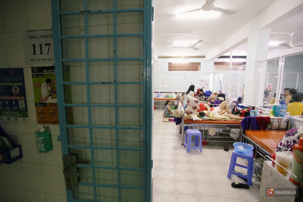Dịch tay chân miệng bùng phát khó lường ở Sài Gòn: Bệnh viện quá tải, bố mẹ trắng đêm chăm con