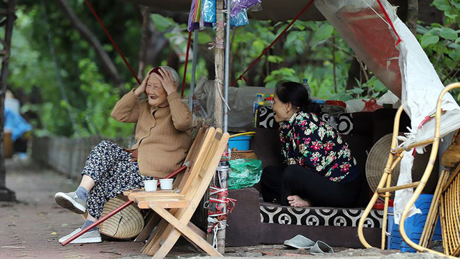 Người Hà Nội co ro trong đợt gió mùa đầu tiên