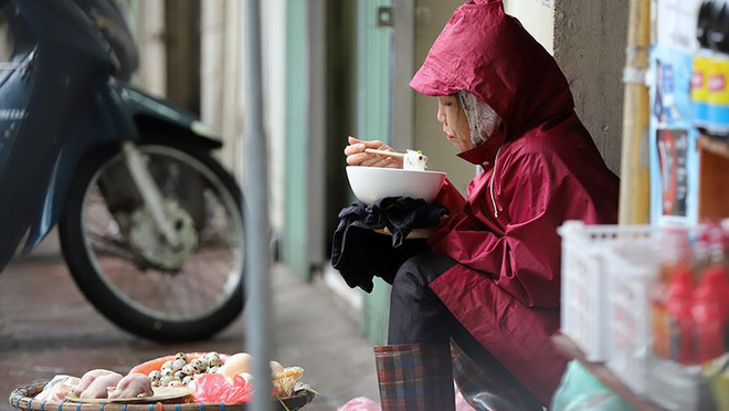 Người Hà Nội co ro trong đợt gió mùa đầu tiên