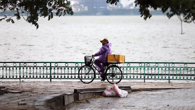 Người Hà Nội co ro trong đợt gió mùa đầu tiên