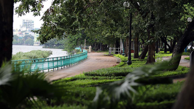 Người Hà Nội co ro trong đợt gió mùa đầu tiên