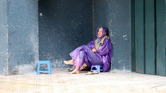 Người Hà Nội co ro trong đợt gió mùa đầu tiên