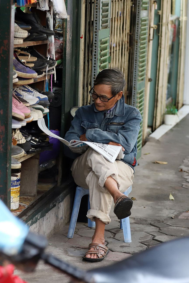 Người Hà Nội co ro trong đợt gió mùa đầu tiên