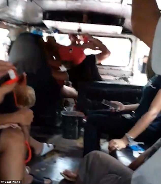 Màn đánh ghen gây thót tim: Chồng để bồ ngồi lên đùi trong lúc lái xe buýt, vợ lên đánh thì bị tấn công ngược