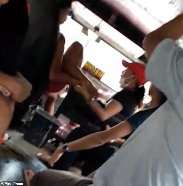 Màn đánh ghen gây thót tim: Chồng để bồ ngồi lên đùi trong lúc lái xe buýt, vợ lên đánh thì bị tấn công ngược