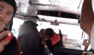 Màn đánh ghen gây thót tim: Chồng để bồ ngồi lên đùi trong lúc lái xe buýt, vợ lên đánh thì bị tấn công ngược