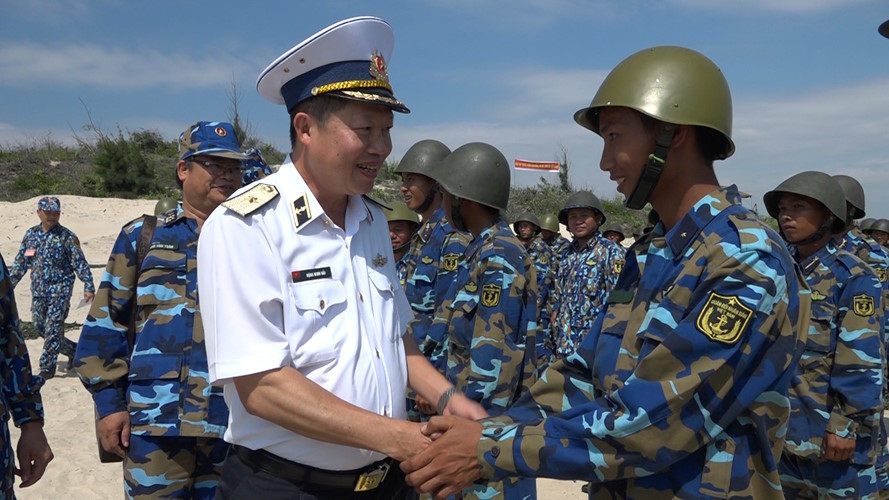 Bộ Tư lệnh Hải quân kiểm tra Cụm lực lượng Hải quân 4 bắn đạn thật