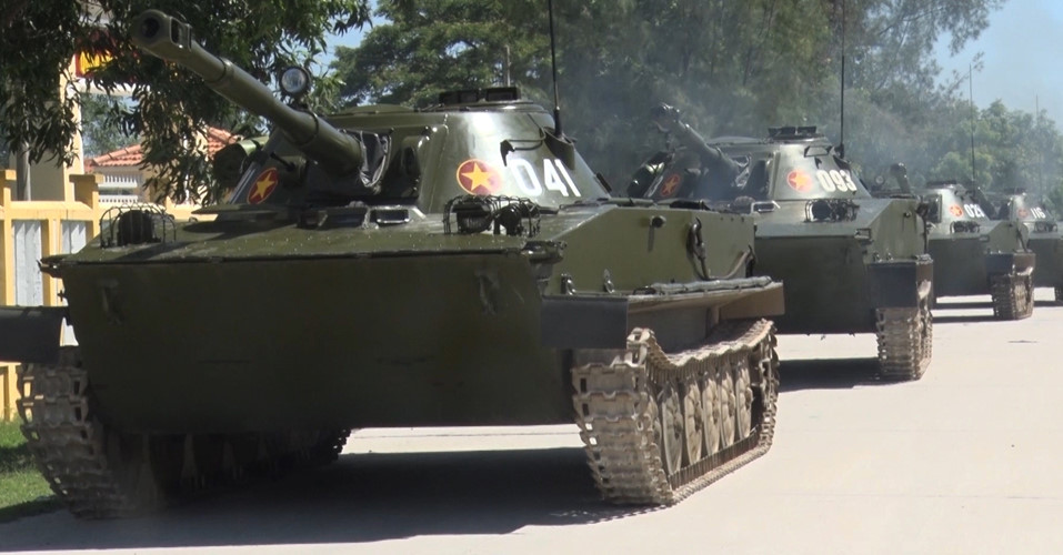 Bộ Tư lệnh Hải quân kiểm tra Cụm lực lượng Hải quân 4 bắn đạn thật