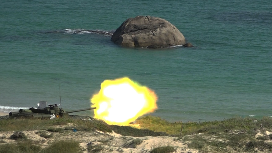 Bộ Tư lệnh Hải quân kiểm tra Cụm lực lượng Hải quân 4 bắn đạn thật