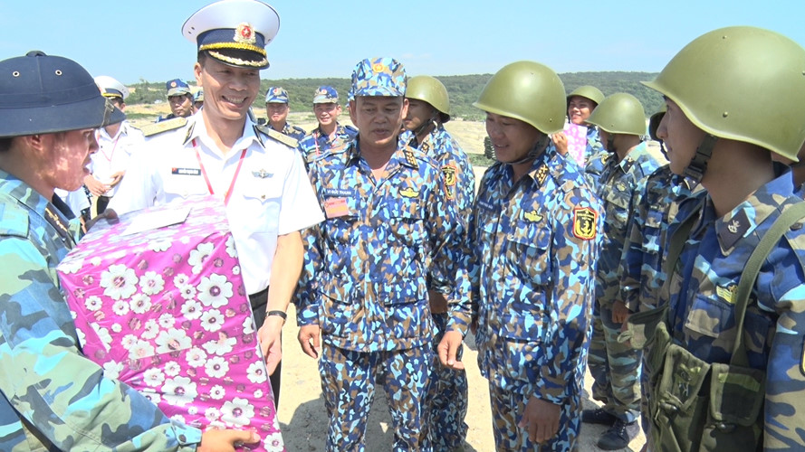 Bộ Tư lệnh Hải quân kiểm tra Cụm lực lượng Hải quân 4 bắn đạn thật