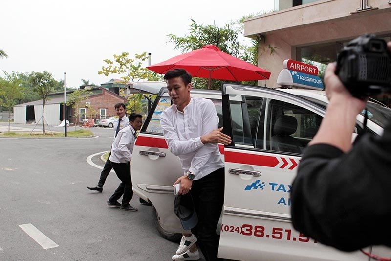 Tuyển Việt Nam hội quân: Văn Toàn siêu cute, một mình lên tuyển