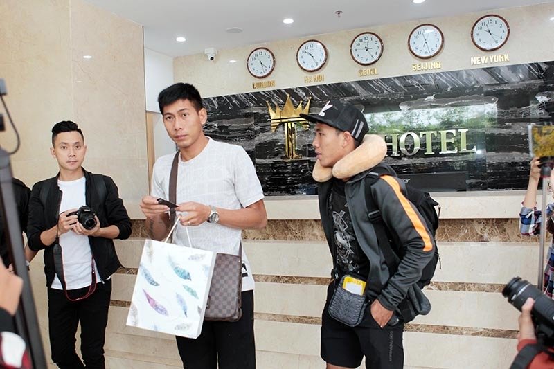 Tuyển Việt Nam hội quân: Văn Toàn siêu cute, một mình lên tuyển