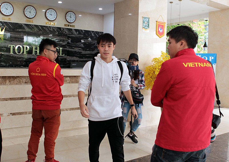 Tuyển Việt Nam hội quân: Văn Toàn siêu cute, một mình lên tuyển