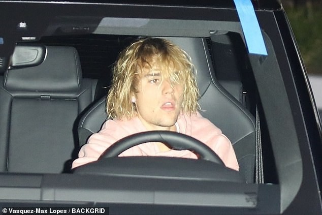 Justin Bieber lặng lẽ tới nhà thờ khi biết tin Selena đang điều trị ở bệnh viện tâm thần Justin Bieber lặng lẽ tới nhà thờ khi biết tin Selena đang điều trị ở bệnh viện tâm thần