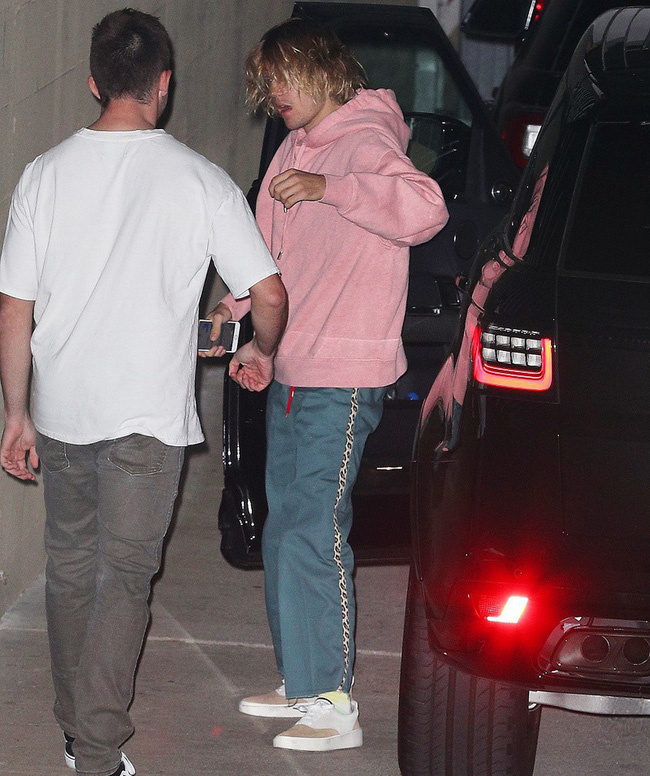Justin Bieber lặng lẽ tới nhà thờ khi biết tin Selena đang điều trị ở bệnh viện tâm thần Justin Bieber lặng lẽ tới nhà thờ khi biết tin Selena đang điều trị ở bệnh viện tâm thần