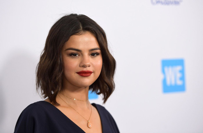 Justin Bieber lặng lẽ tới nhà thờ khi biết tin Selena đang điều trị ở bệnh viện tâm thần Justin Bieber lặng lẽ tới nhà thờ khi biết tin Selena đang điều trị ở bệnh viện tâm thần