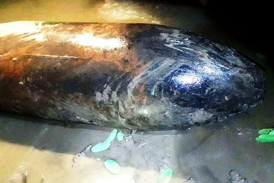 Phát hiện quả bom đen trũi dài 1 m to như cột nhà