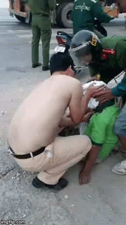 Cởi áo cầm máu cho người bị nạn, CSGT nhận được món quà đặc biệt