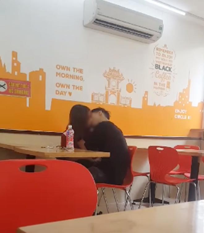 Bực bội chứng kiến đôi trẻ vô tư ân ái ngay trong cửa hàng tiện lợi, khách hàng rủ nhau thôi chúng ta về để họ tự nhiên