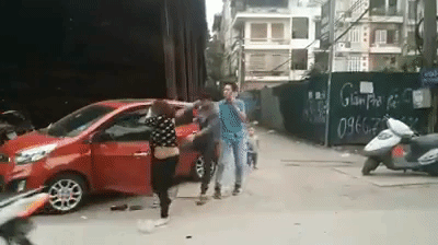 Mặc con nhỏ khóc thét vì sợ, chồng vẫn lao vào túm tóc, đạp liên tiếp vào bụng vợ ngay trên phố Hà Nội
