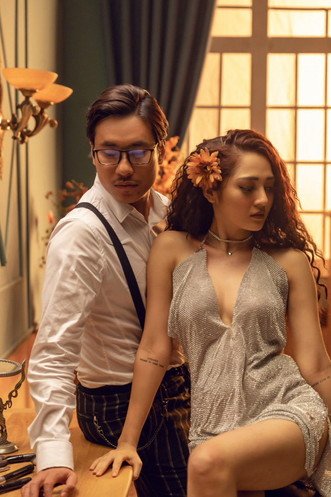 Bảo Anh biến thành búp bê nóng bỏng, giết Kiều Minh Tuấn vì thay lòng trong MV mới Bảo Anh biến thành búp bê nóng bỏng, giết Kiều Minh Tuấn vì thay lòng trong MV mới