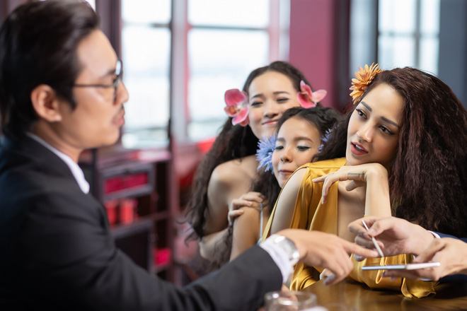 Bảo Anh biến thành búp bê nóng bỏng, giết Kiều Minh Tuấn vì thay lòng trong MV mới Bảo Anh biến thành búp bê nóng bỏng, giết Kiều Minh Tuấn vì thay lòng trong MV mới