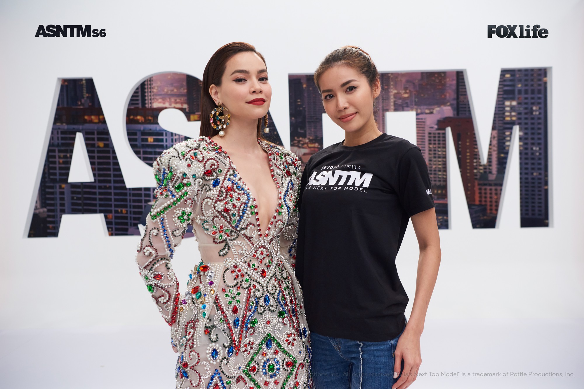 Clip: Hồ Ngọc Hà xuất hiện đẳng cấp, lăn xả thị phạm thí sinh Asias Next Top Model 2018