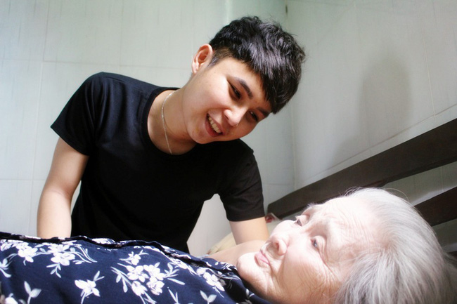 Hai bà cháu trong series clip đút cơm cho bà ngoại Công chúa U90 siêu dễ thương đã qua đời, CĐM vô cùng xót thương