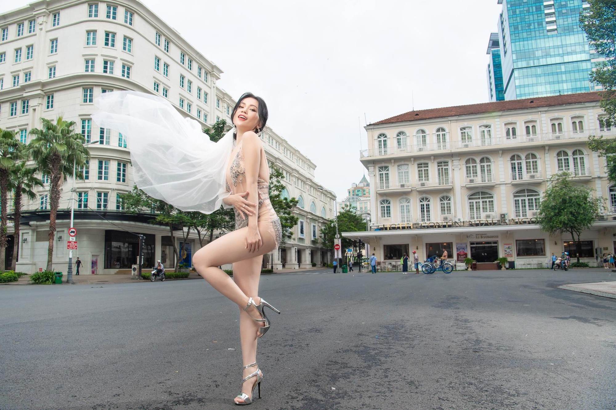 Sĩ Thanh bị dân mạng chỉ trích phản cảm khi chụp bộ ảnh cưới sexy giữa trung tâm thành phố Sĩ Thanh bị dân mạng chỉ trích phản cảm khi chụp bộ ảnh cưới sexy giữa trung tâm thành phố