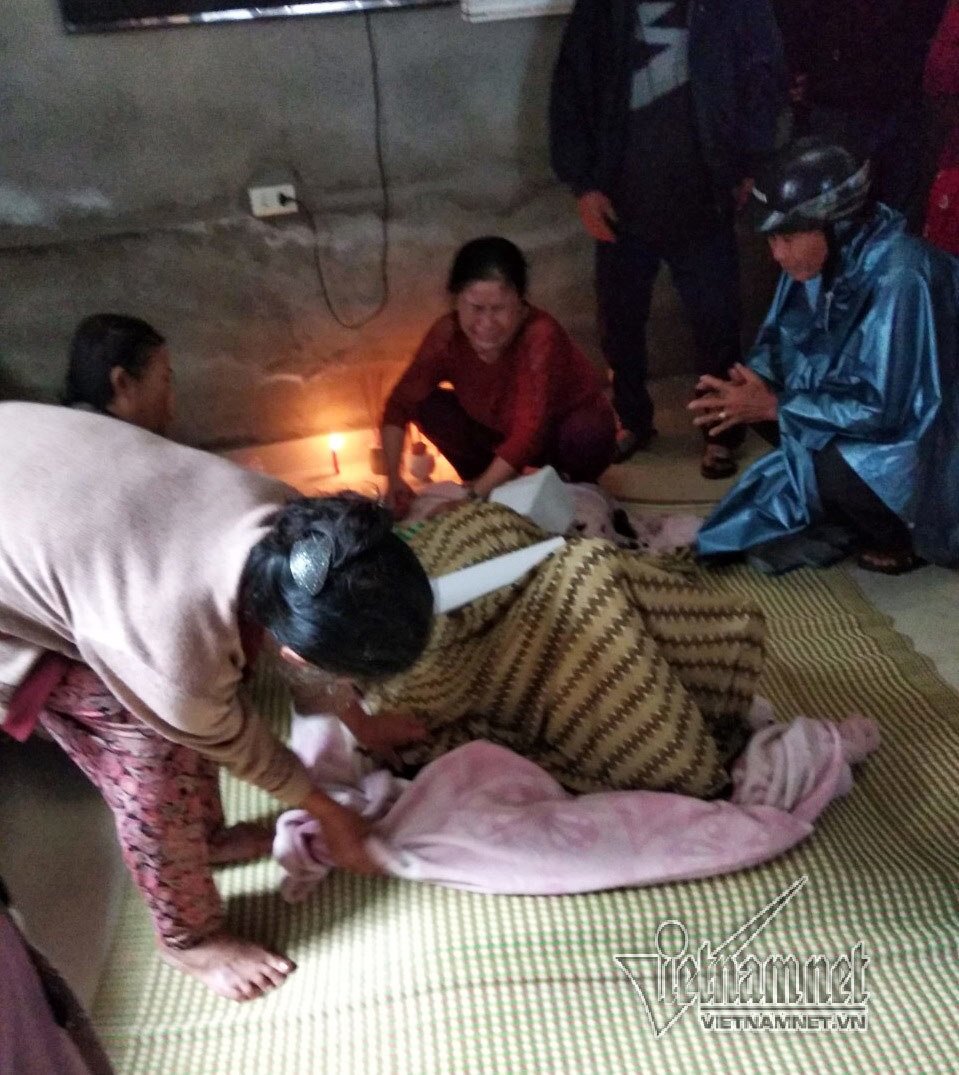 Người thân khóc ngất bên thi thể cụ bà bị lửa thiêu cháy