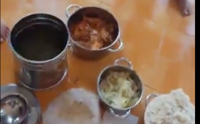 Phụ huynh lấy cớ mang thuốc cho con để vào trường, tận mắt chứng kiến bữa ăn khủng khiếp Phụ huynh lấy cớ mang thuốc cho con để vào trường, tận mắt chứng kiến bữa ăn khủng khiếp