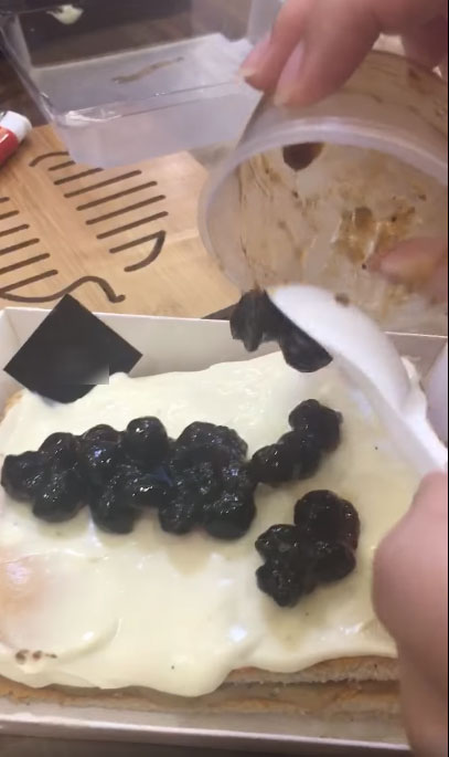 Mua bánh trà sữa trân châu đang siêu hot trên mạng, ship mang đến mà cô nàng tưởng giao nhầm pa-tê