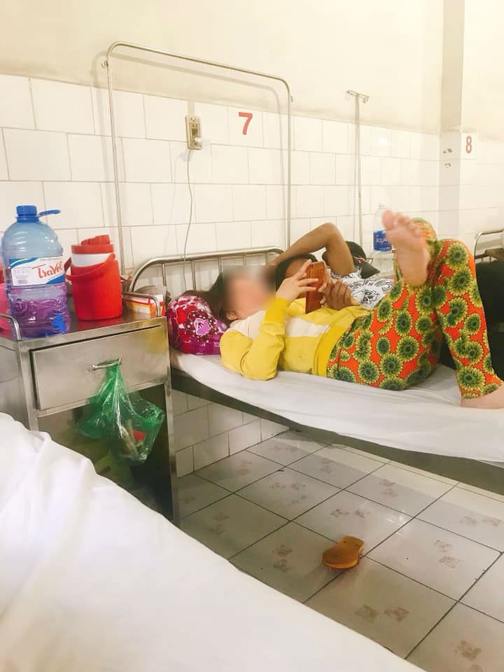 Nhức mắt với chị gái giường bên vừa ở bẩn vừa vô ý, lại còn tí toáy với bồ ngay trong bệnh viện